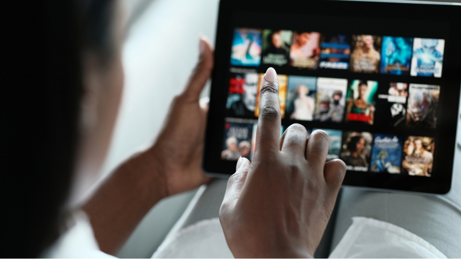 Przeglądanie filmów na tablecie ilustruje, jak zaawansowane technologie, w tym sztuczna inteligencja w marketingu, są wykorzystywane do personalizacji użytkownika, zwiększając tym samym komfort i zaangażowanie w treści